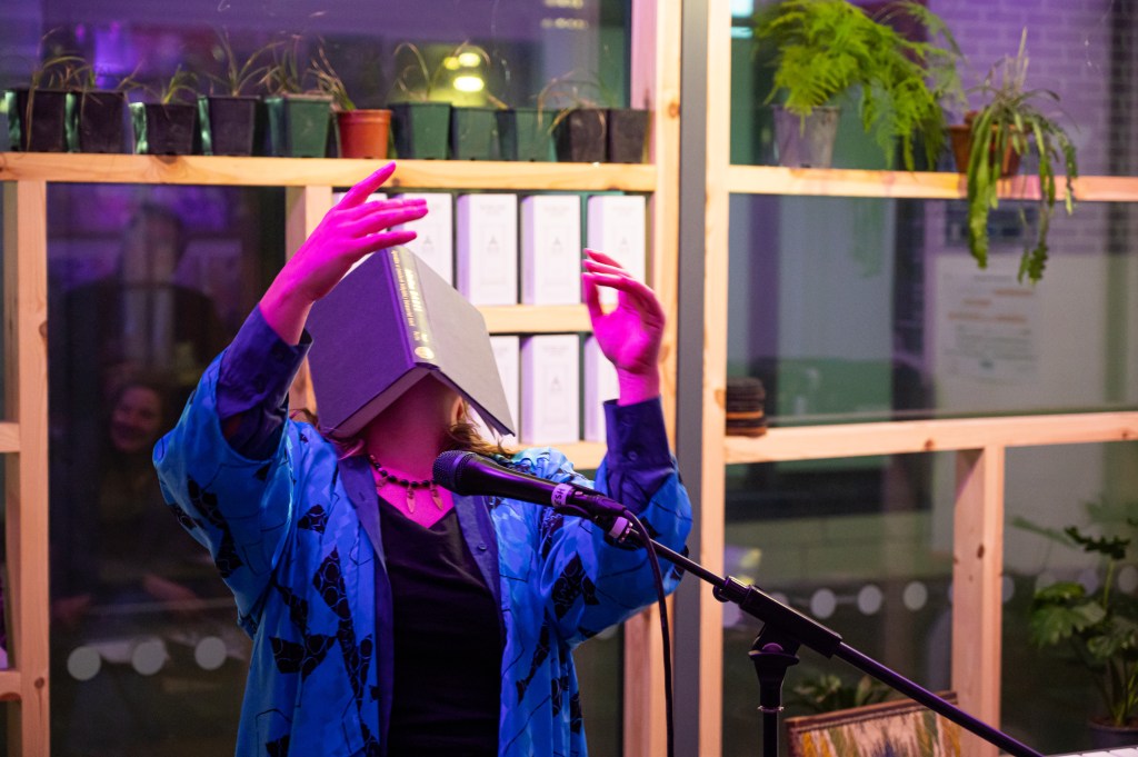 Nia Davies performing Mamaiaith at NAWR 22-3-22. Photo by Johan Butenschøn Skre